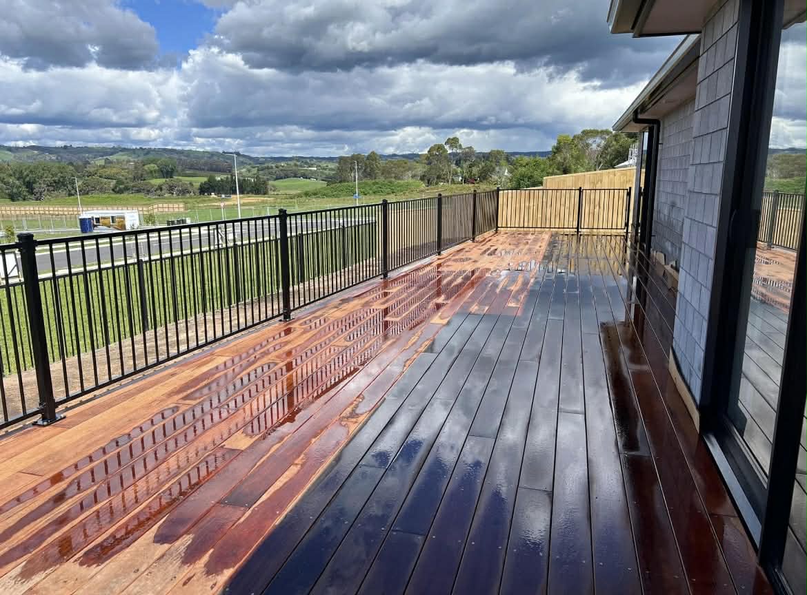 Finished hardwood deck with aluminium balustrade